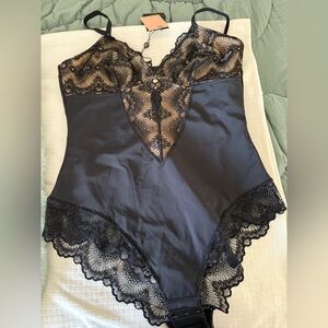 Pinsy Lace Shapewear Bodysuit size Large.🖤 NWT.